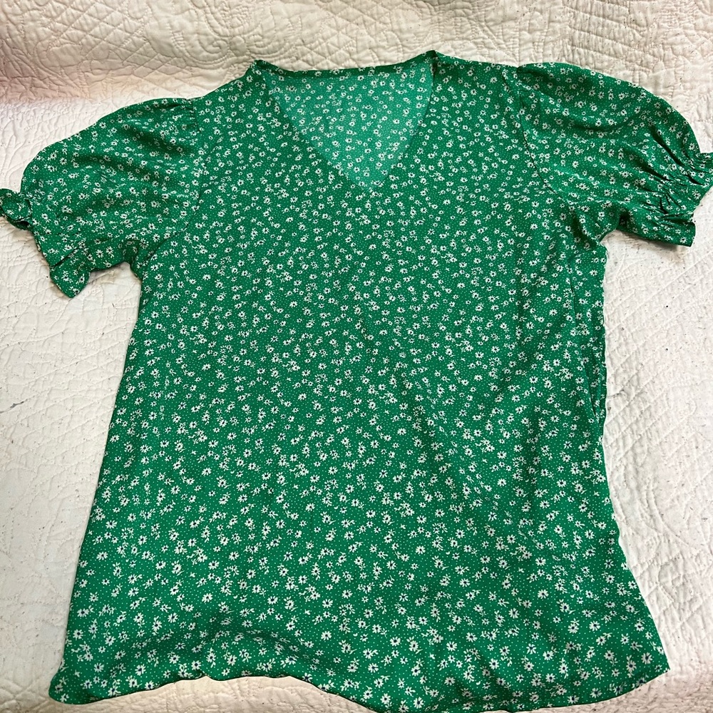 Distsy Floral Puff Sleeve V-neck Blouse